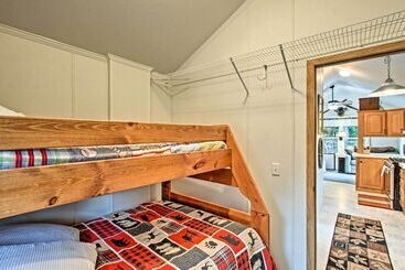 کلبه Woodsy Packwood Haven W/ Golf Course Access!