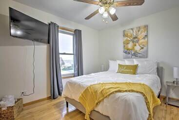 קוטג'' Cadillac Home W/ Hot Tub & Lake Mitchell Views!