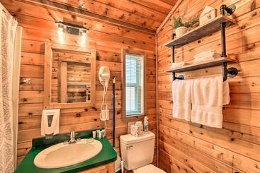 کلبه Charming New Bern Log Cabin   Pets Welcome!
