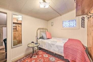 Cozy Corner Cottage Near East Twin Lake!