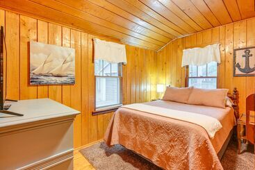 コテージ East Tawas Cabin W/ Deck, Backyard & Fire Pit!