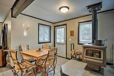 קוטג'' Gaylord Home W/ Fire Pit   3 Mi To Otsego Lake!