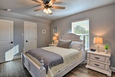별장 Granbury Home W/ Hot Tub & Furnished Patio!