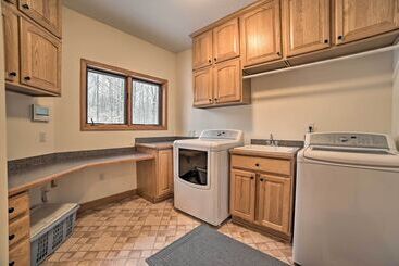 بيت ريفى Huge Bellaire Home On Cedar River Golf Course