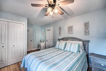 کلبه Lakefront Home W/ Gorgeous Sunsets, Kayaks, & Pier