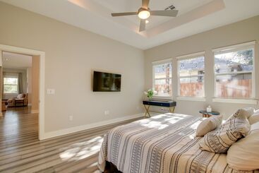 별장 Modern Lago Vista Home W/ Pool & Lake Access!