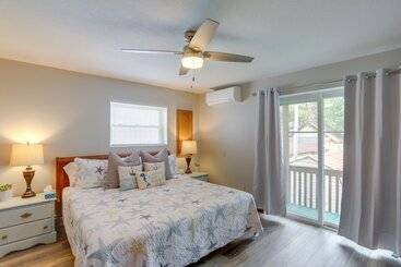 بيت ريفى Oak Harbor Lake Home W/ 4 Decks + Seating!