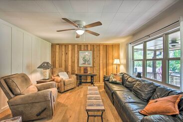 별장 Quiet Home On Lake Hawkins W/ Kayaks + Dock!