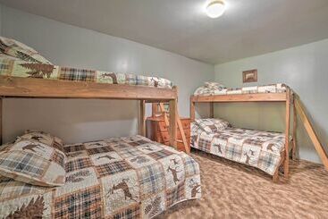 קוטג'' Rustic Wooded Retreat W/ Fire Pit, Near Trails!