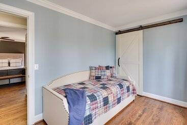 별장 Spacious Waterfront Hyco Lake Retreat W/ Dock!