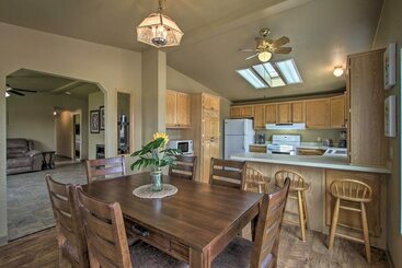 کلبه Stunning & Quiet Helena Home W/ Covered Porch