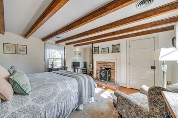 茅舍 Terre Haute Manor Farmhouse W/ Gardens & Deck!
