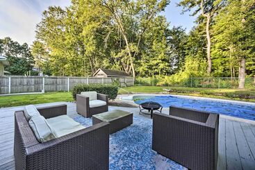 کلبه Updated Home W/ Pool + Deck ~ 2 Mi To Dtwn!