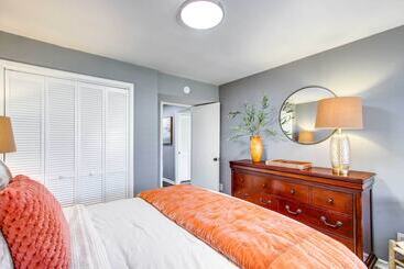 بيت ريفى Waterfront Florence Home W/ Private Dock!