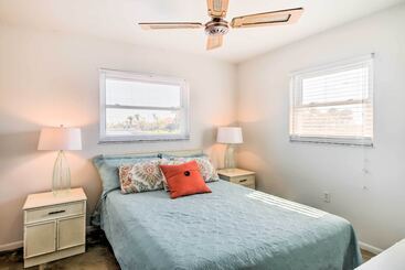 별장 Breezy Marco Island Home W/ Pool   Walk To Beach!