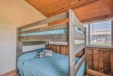 קוטג'' Canalfront Cabin In Sargent: 1 Mile To Beach!