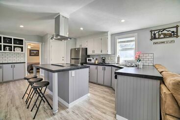 بيت ريفى Cozy Ashton Abode W/ Yard   Near Park & Pool!