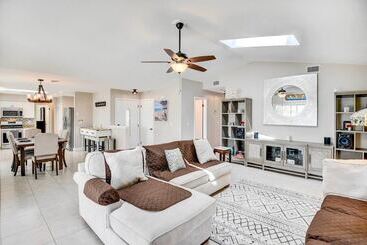 بيت ريفى Screened Porch: Waterfront Home In Deltona!