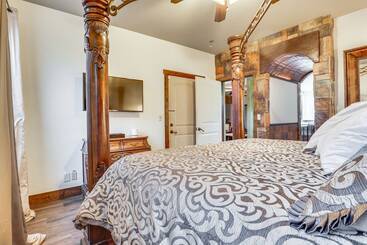 بيت ريفى Dragon Castle  W/ Secret Passage, Dock, & Hot Tub