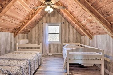 بيت ريفى El Dorado Springs Cabin: Near Trails & Parks!