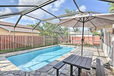 Сельский дом Golden Tropics    Sunny Gem W/ Patio & Pool!