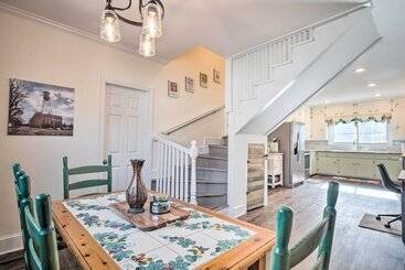 کلبه Greenville Escape W/ Deck + Fire Pit!