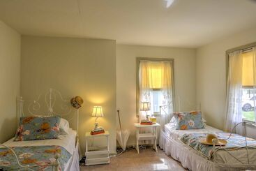 بيت ريفى Historic Ottawa Lake House: Deck, Barn + 96 Acres!