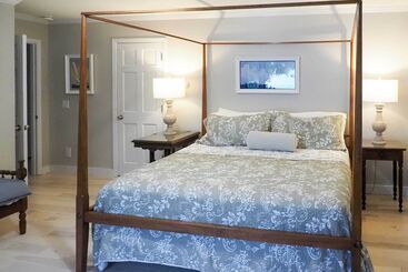 קוטג'' Idyllic Suttons Bay Home W/ 500  Of Waterfront