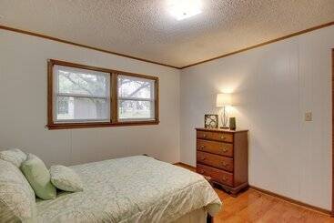 コテージ Lakefront House W/ Boat Ramp, Dock & Sunset Views!