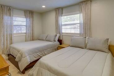 بيت ريفى Largo Family Home W/ Sunroom & Back Patio!