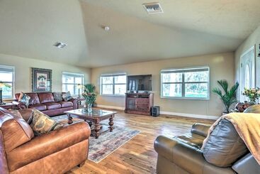 بيت ريفى On Lake Istokpoga: Lorida Home W/ Lanai!