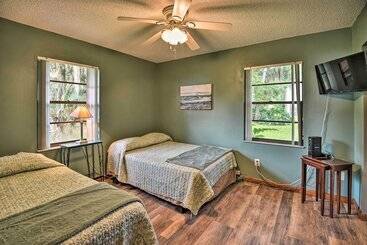 Сельский дом Pirate Cove  Home In Welaka: Dock & River Access!