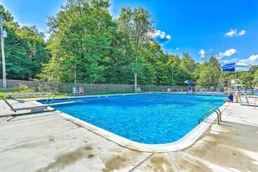 별장 Pocono Lake Cabin W/ Hot Tub & Resort Amenities!