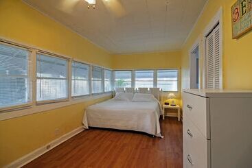 Treasure Island Cottage, Near Boardwalk & Beach!