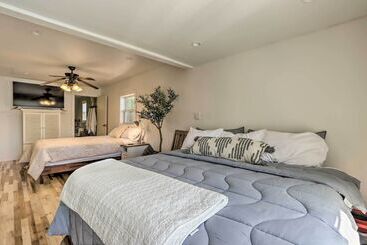 茅舍 Waterfront Lake Ozark Home W/ Dock & Boat Slip!