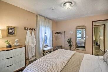 بيت ريفى 100 Year Old Farmhouse W/ Hot Tub On 5 Acres!
