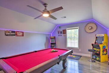 بيت ريفى Bright Hopkins Home W/ Game Room & Fire Pit!
