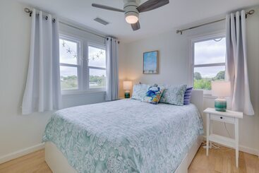 Cozy Narragansett Cottage W/ Dock & Outdoor Shower