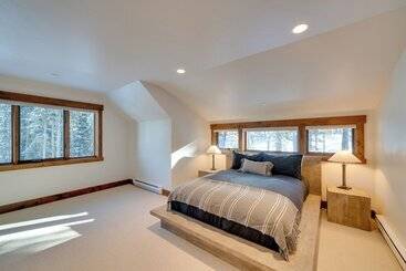 کلبه Custom Ski In/out Chalet With Hot Tub & Wet Bars!