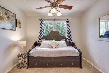 Сельский дом Dog Friendly Live Oak Home W/ Hot Tub & Game Room!