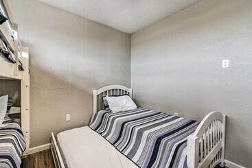 茅舍 Freeport Home W/ Deck & Grill, Near Boat Ramp