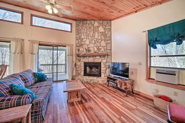 Сельский дом Gorgeous, Sundappled Maggie Valley Cabin