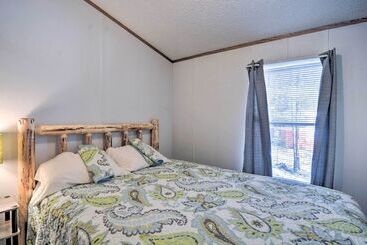 Сельский дом Houghton Lake Area Home W/ Fire Pit & Yard!