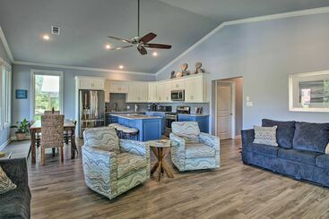 بيت ريفى Lakefront Home W/ Outdoor Living, Kayaks + Dock!