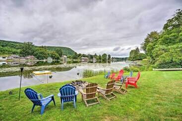 コテージ Lakefront Homer Abode W/ Patio & Backyard!