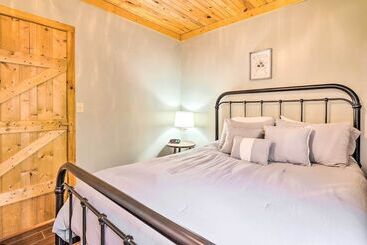 별장 Penrose Home W/ Covered Deck + Fire Pit!