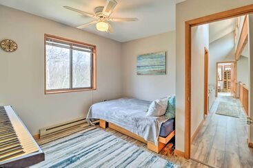 بيت ريفى Private Spa, Fire Pit & Deck: Poconos Home!