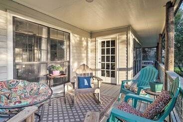 별장 Riverfront Martindale House W/ 2 Covered Decks