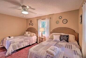 Сельский дом Rustic Red Cabin W/ Deck In Maggie Valley Club!