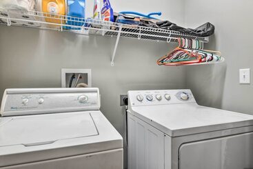 קוטג'' Scenic Hillside Cabin In Sylva W/ Hot Tub & Views!